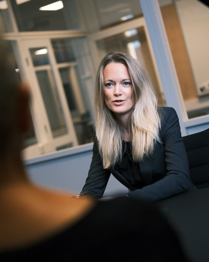 Advokat Silje Frisak Wallin i samtale med en klient på kontoret i Notodden