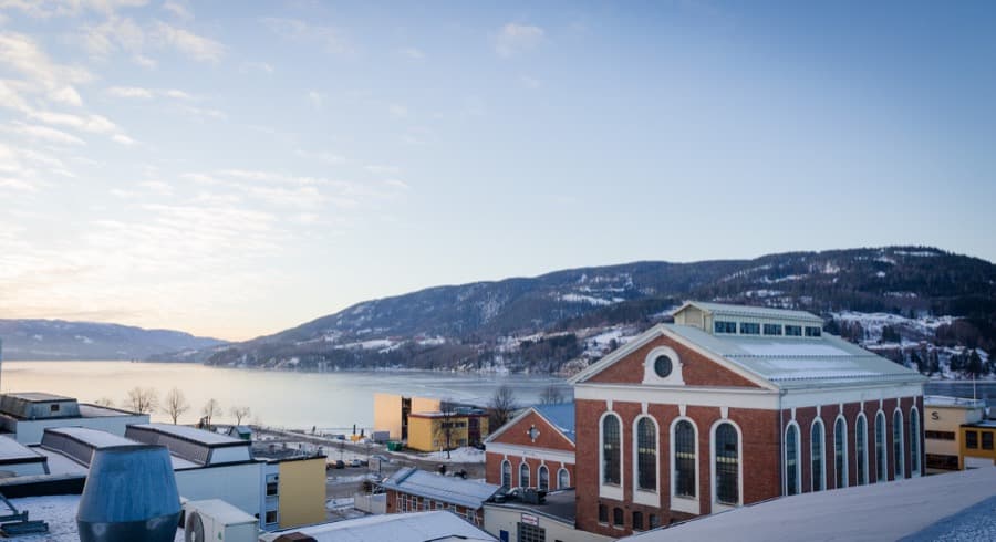 Utsikt over Hydroparken og Heddalsvatnet i Notodden en vinterdag
