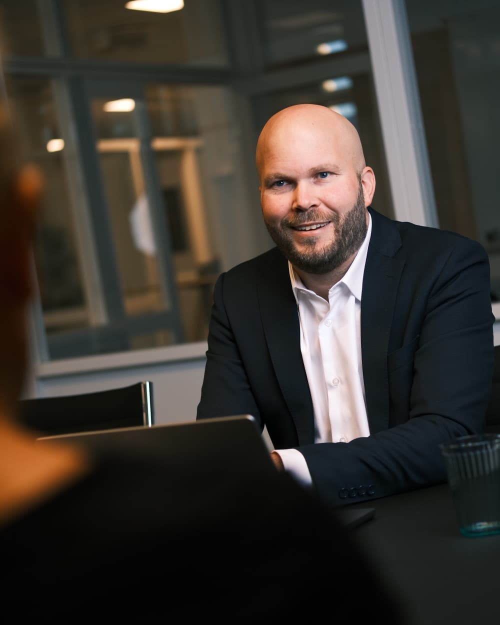 Advokat Øystein Slettebø i samtale på kontoret